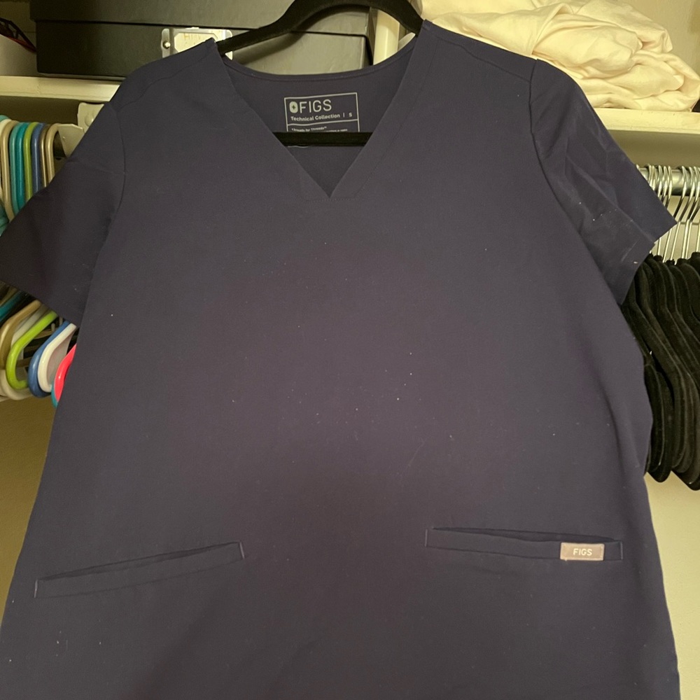 Figs scrub top- navy casma 3 pocket scrub top
